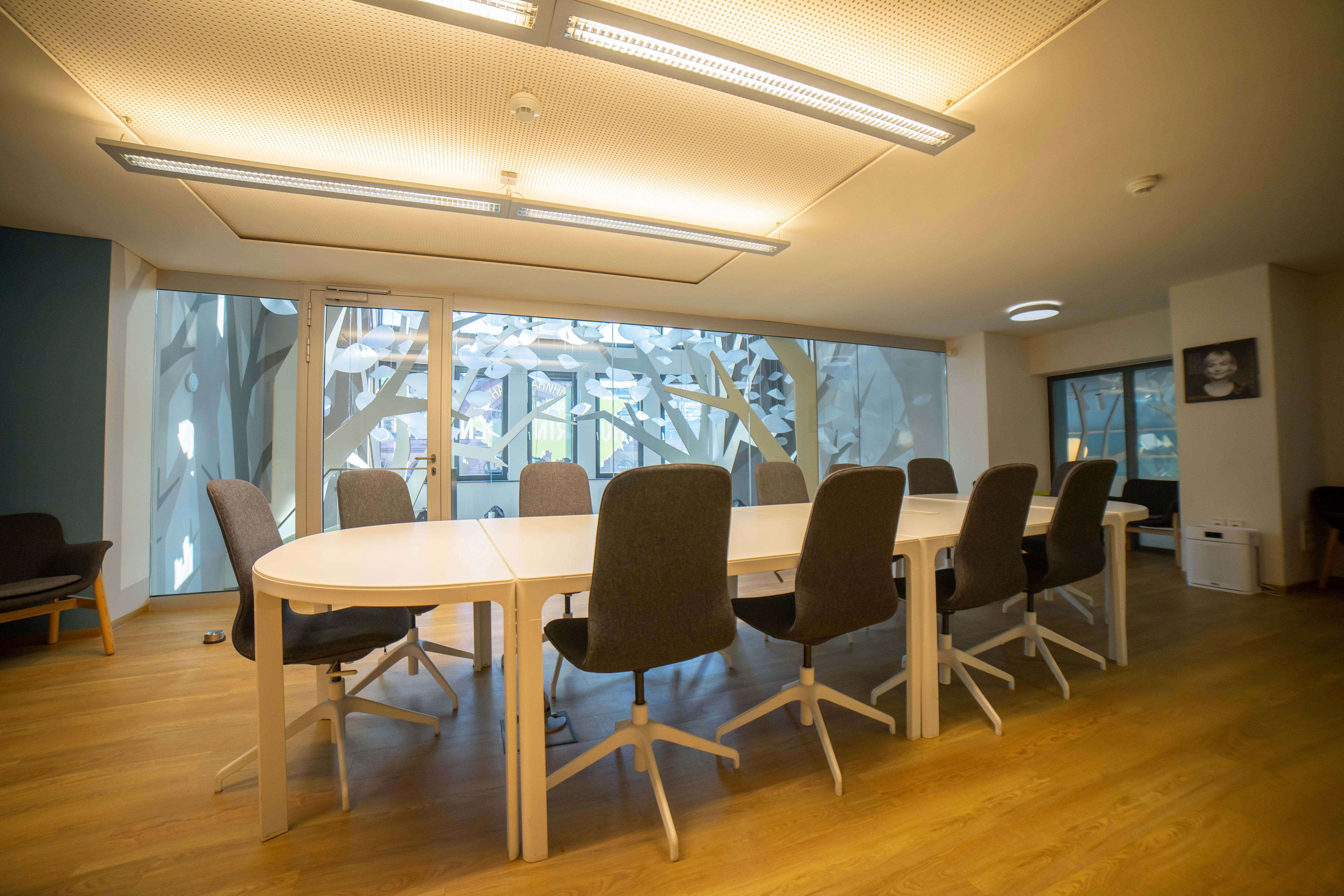 Besprechungsraum mit  großem Tisch und 12 Stühlen