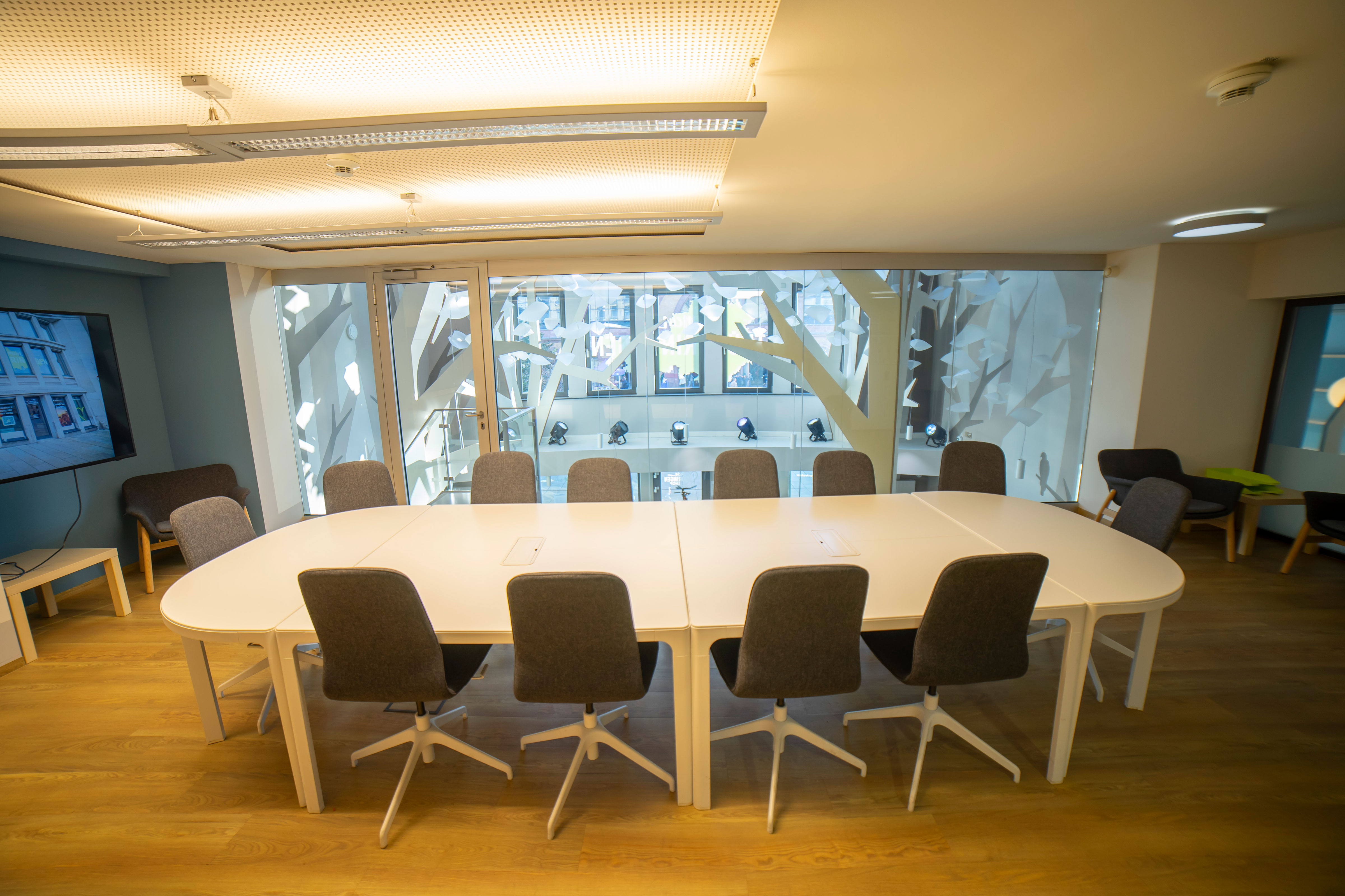 Besprechungsraum mit  großem Tisch und 12 Stühlen