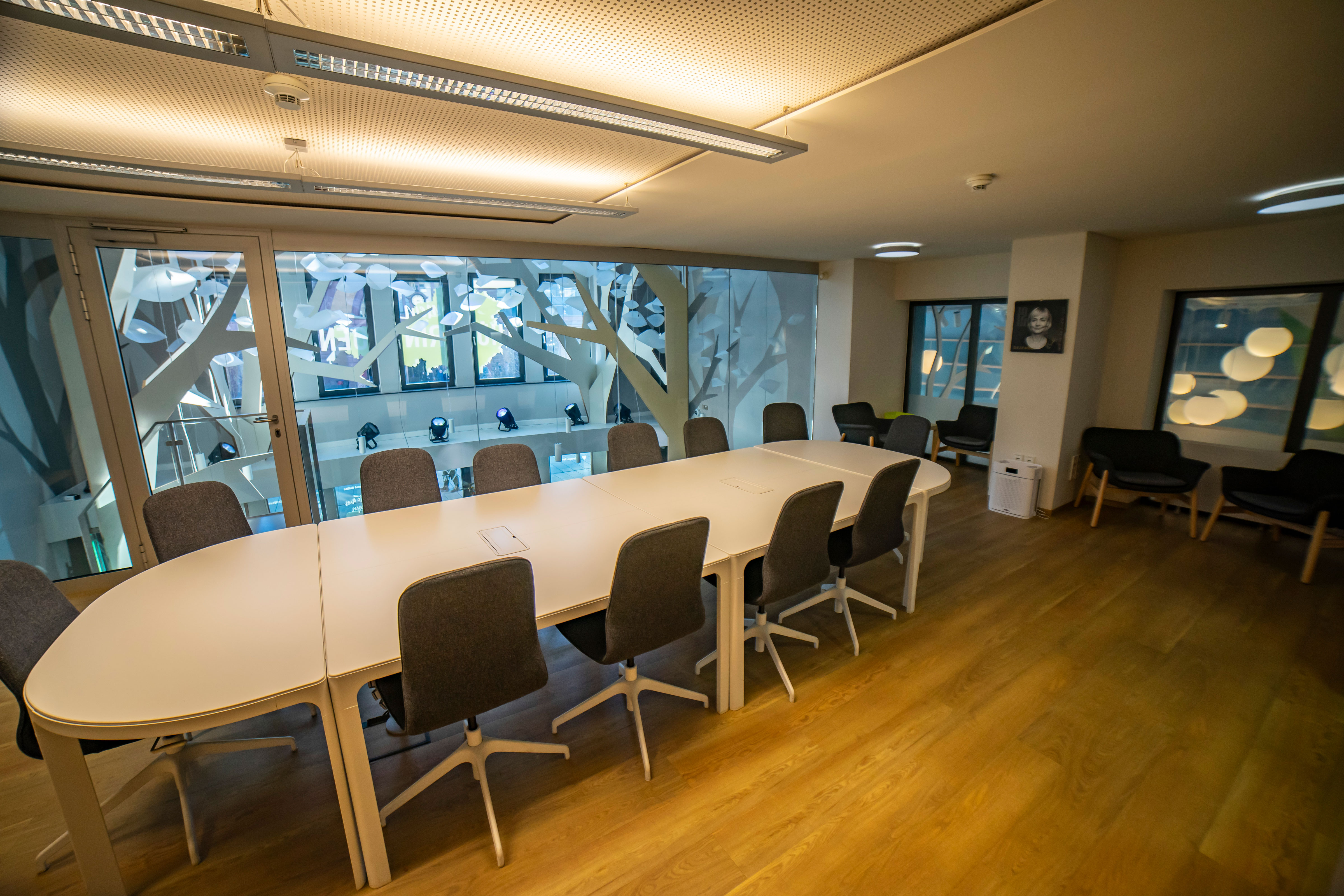 Besprechungsraum mit  großem Tisch und 12 Stühlen